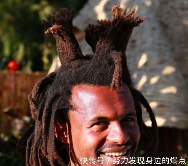 拉直|非洲人硬邦邦的头发拉直有多难?看理发师的操作,忍不住笑出了声