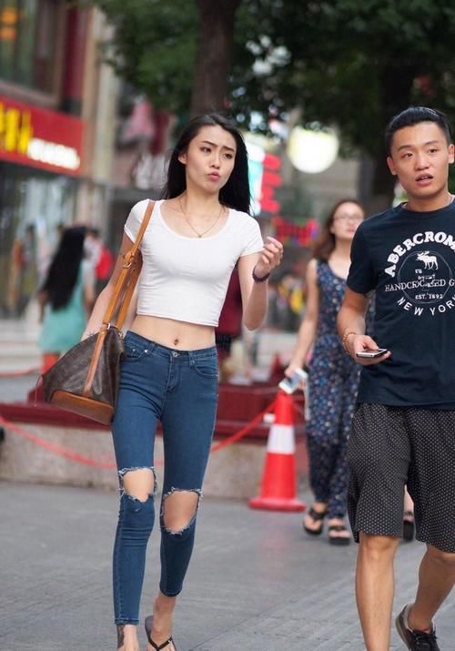 元气|时尚小姐姐穿经典紧身牛仔裤，休闲舒适又时尚，不失元气活力