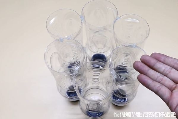 收纳|将6个塑料瓶粘成一个圆圈,放在厨房太实用了,全家人都抢着用!