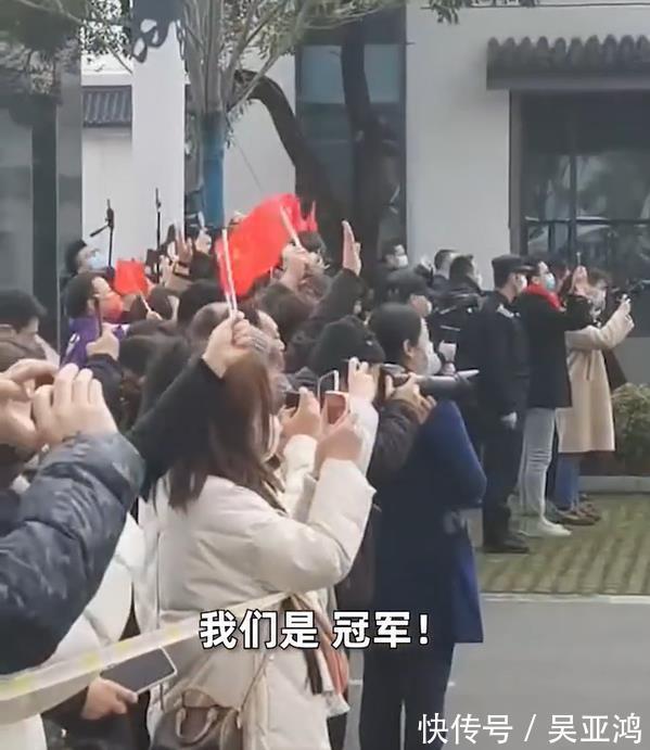 冠军|女足入住酒店后,国足又登上热搜!球迷:男足距离冠军最近的一回