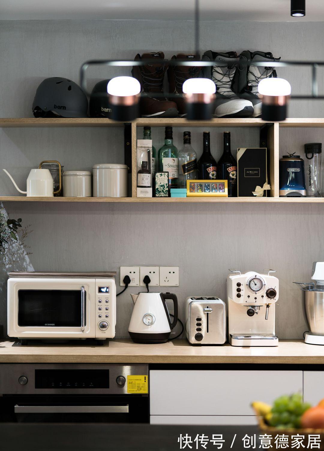 现代式|充满色彩的双层二居室,这样的设计也太有质感了,真的很温馨