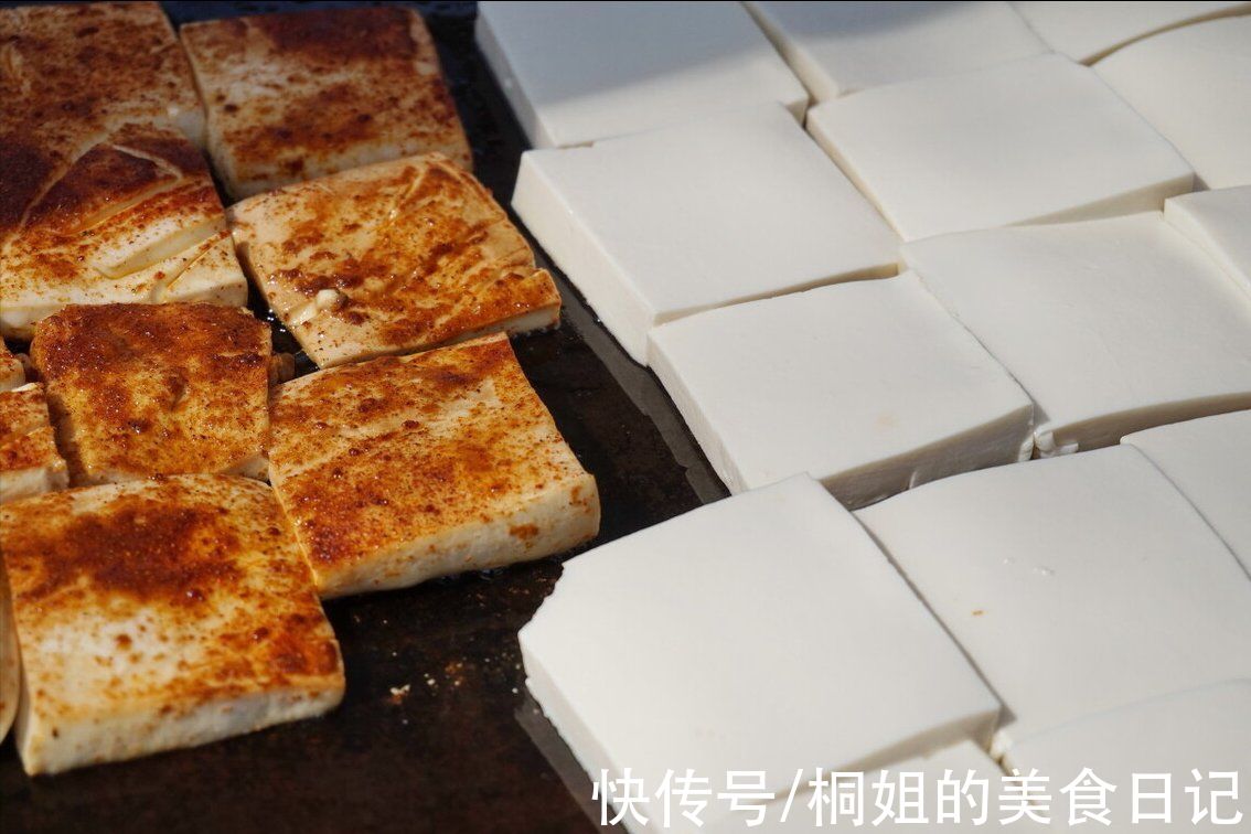 冬天馋豆腐,用不着出门买,一把黄豆一勺白醋,自己在家就能做