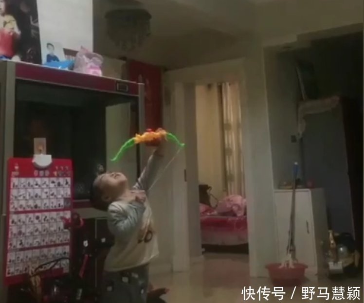 弓箭|孩子在家表演“后羿射日”,箭刚出手,父亲从微笑转为崩溃