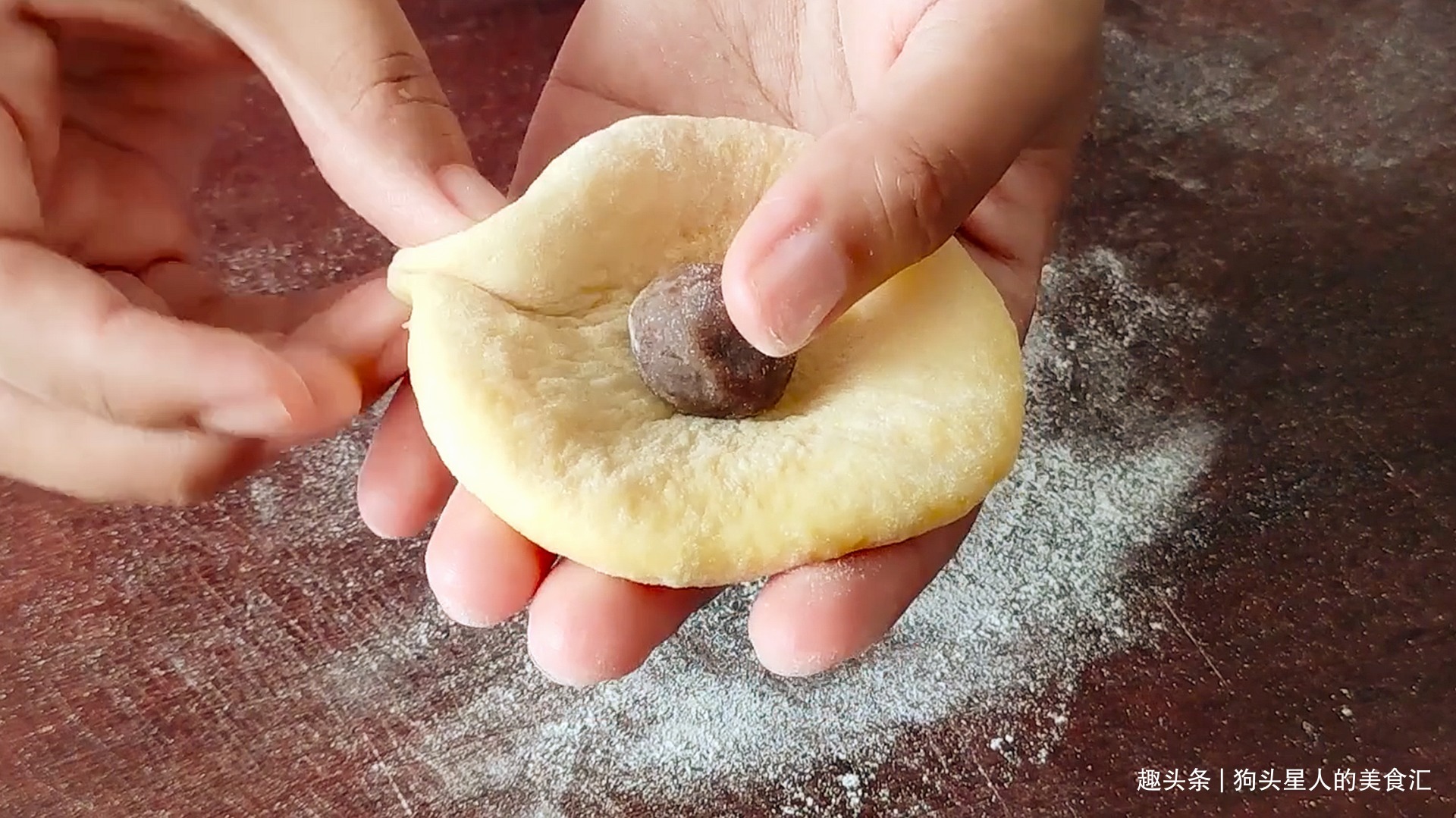 面粉不要做包子馒头了,教你新做法,不蒸也不烤,上桌就扫光