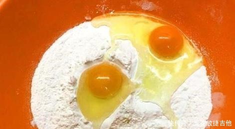 1碗面粉配2个鸡蛋,无水无油,柔软可口,营养丰富,比面包还香