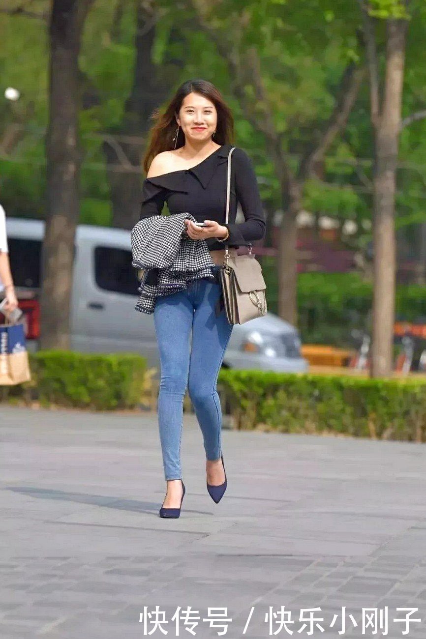 让本人可以|小姐姐半甲小衫搭配牛仔,别致还自带高级气场