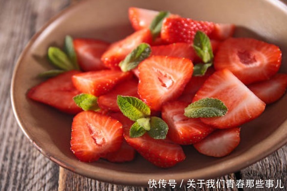 洗草莓,不能只用清水,多加2样,不破皮无污染,洗得又快又干净