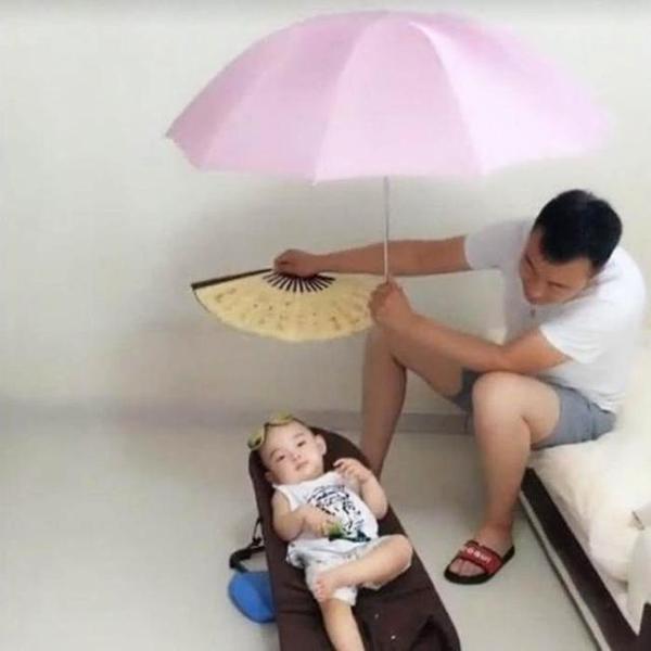 小丽|爸爸在家带孩子,为了不让孩子哭想了个妙招,妈妈回来看到笑喷了