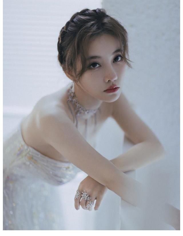 首登綜藝表現(xiàn)引起熱議！馮提莫攜單曲現(xiàn)場(chǎng)回歸