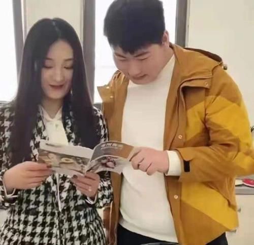 小白|别拿小白鞋搭大衣了，今年流行的3双鞋，舒服时髦，和大衣更相配