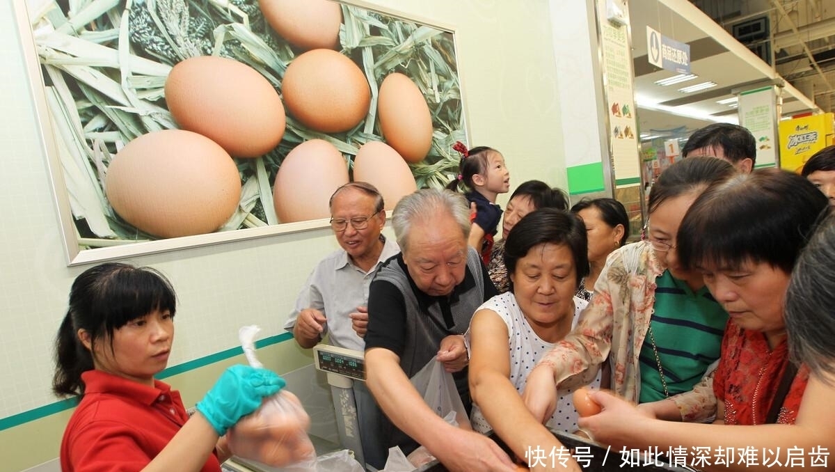 积食的现象|冬季这些食物少喂孩子，易积食还影响发育，鸡蛋、蔬菜汁都在其中