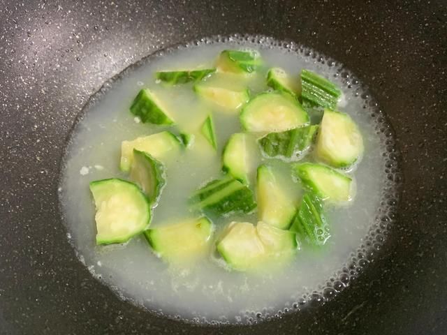 女人再忙也要多喝这碗汤，3块钱煮一锅，比喝骨头汤还爽！