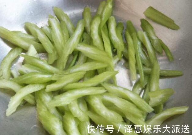 炒芹菜不要直接下锅炒,缺了1步,炒出的芹菜不香还发柴