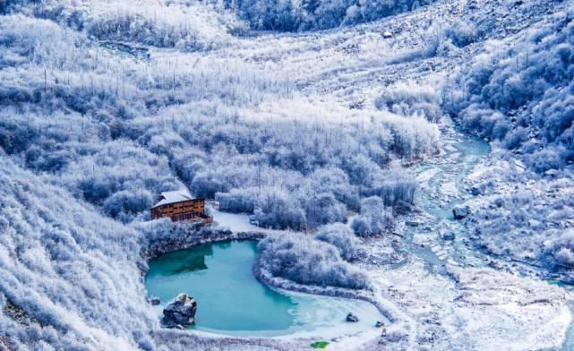 四川一座巨型冰川上，竟隐藏了一座天然温泉，水温高达90多度