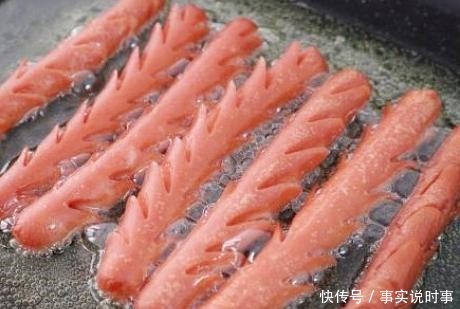 火腿肠别炒着吃了,教你1招,麻辣鲜香外皮焦脆,比小吃摊的还好