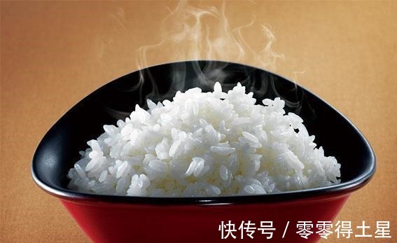大米|蒸米饭千万不要只放清水，南方老保姆教你一招，米饭香甜又松软！