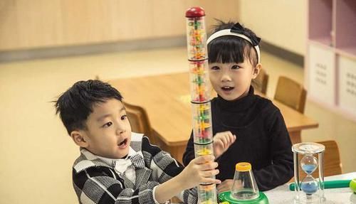 宝爸|卑微弟弟走红,为姐姐服务勤勤恳恳,网友:这是被姐姐欺负怕了