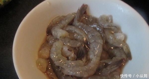 不管有钱没钱，女人要隔三差五吃“天然玻尿酸”，皮肤水嫩显年轻