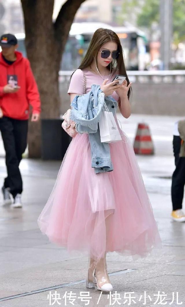 气质|街拍美女一条网纱元素的半身裙搭配一双高跟鞋,气质翻倍