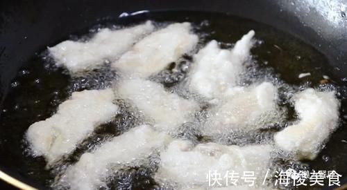 五花肉裹上淀粉糊，加一碗料汁炒，太下饭了，外皮想要更脆有窍门