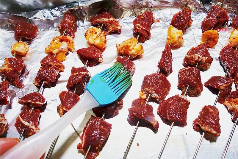 想吃羊肉串教你在家自己烤,做法简单,软嫩多汁,美味又健康
