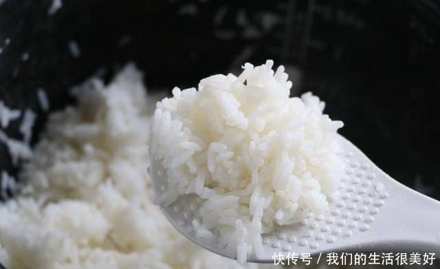 煮米饭只会放清水可不行,学会饭店这一招,米饭香甜又松软,好吃!