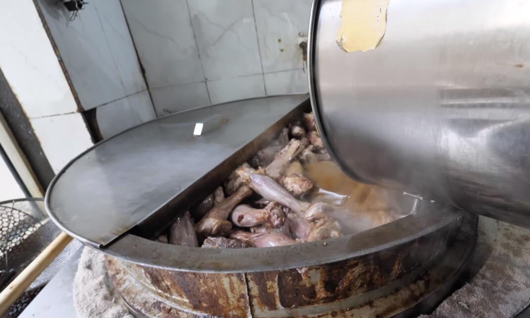 饭店|饭店老板做手抓羊肉,用一招让羊肉变紧实没膻味,每天煮几十只羊