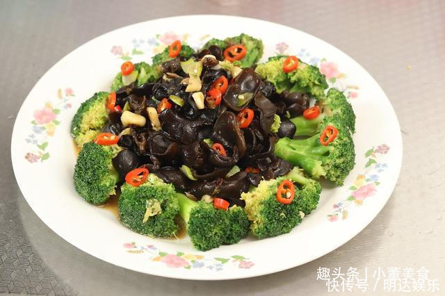 炒木耳时,噼里啪啦真吓人!多做1步,木耳不溅油更好吃