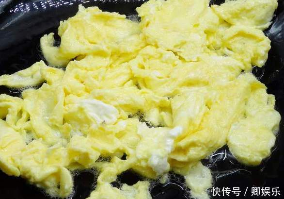 炒木耳时容易炸锅教你一招，轻松就解决，木耳脆嫩爽口不溅油