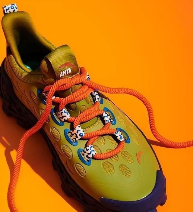 安踏 安踏联名“范思哲”!颜值满分,国外明星上脚,老外也爱进口鞋?