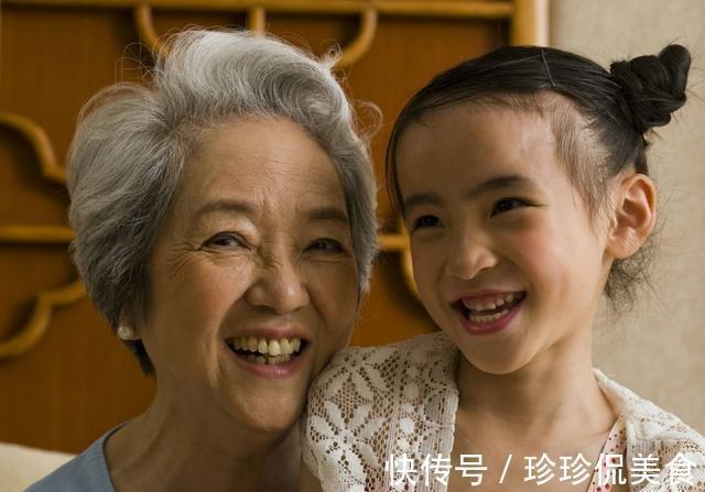 奶奶|“走心”奶奶带娃火了,谁说老人不会带娃这种方式轻松又好玩