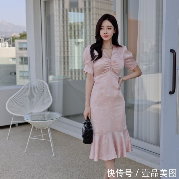 时尚&女神孙允珠时尚搭配:微甜蜜桃科尔多瓦经典刺绣裙