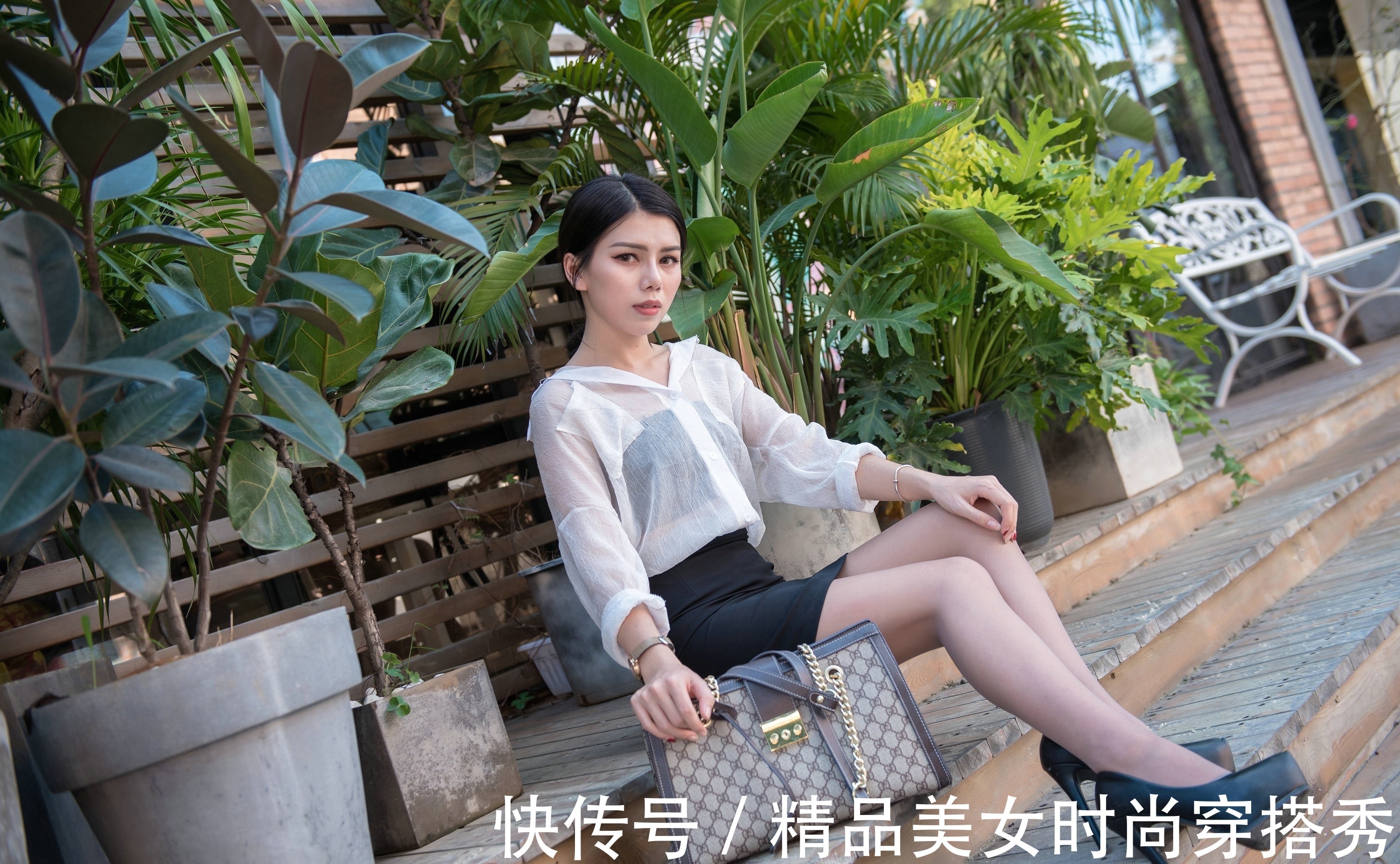 小姐姐 简约的白色雪纺衬衫搭配黑色的短裙,简约耐看,尽显职场优雅气质