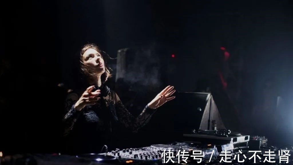 ninNina Kraviz:Techno DJ的地下与主流