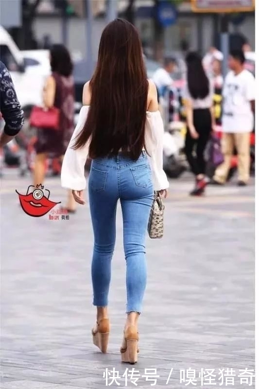 真的|街拍美女:紧身牛仔裤,高挑漂亮的小姐姐,真的太可爱了