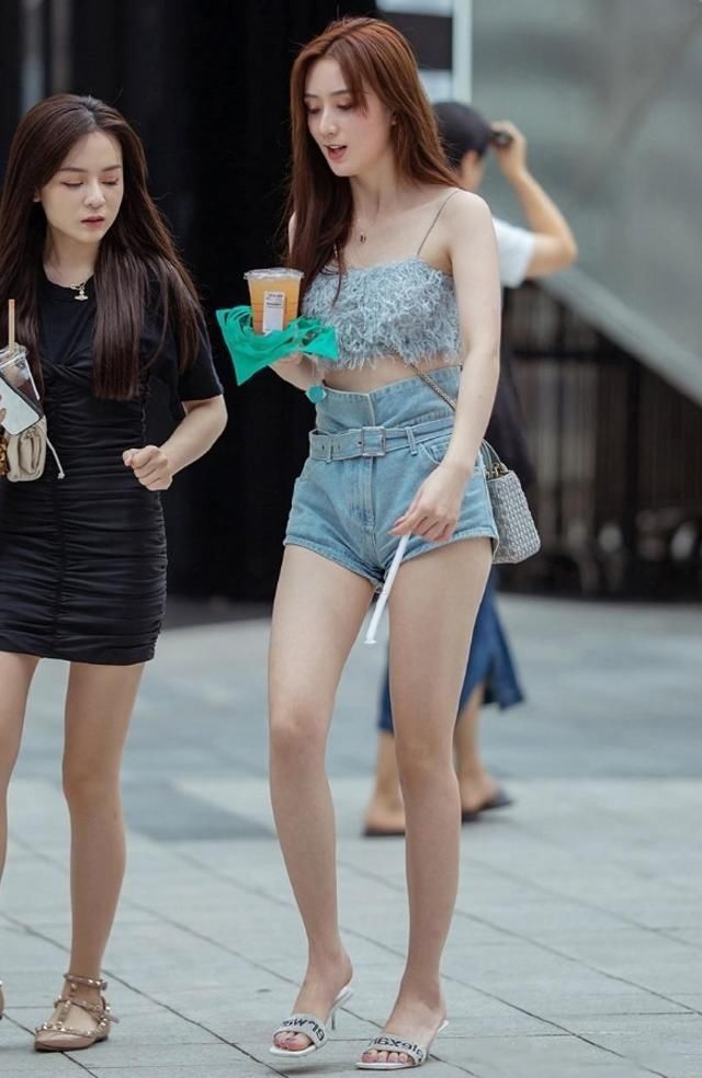 街拍|街拍,蕾丝的肚脐装,轻松穿出时尚达人气质