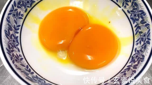 鸡蛋又出新吃法,蛋黄腌在酱油里,10天后比咸鸭蛋还下饭!