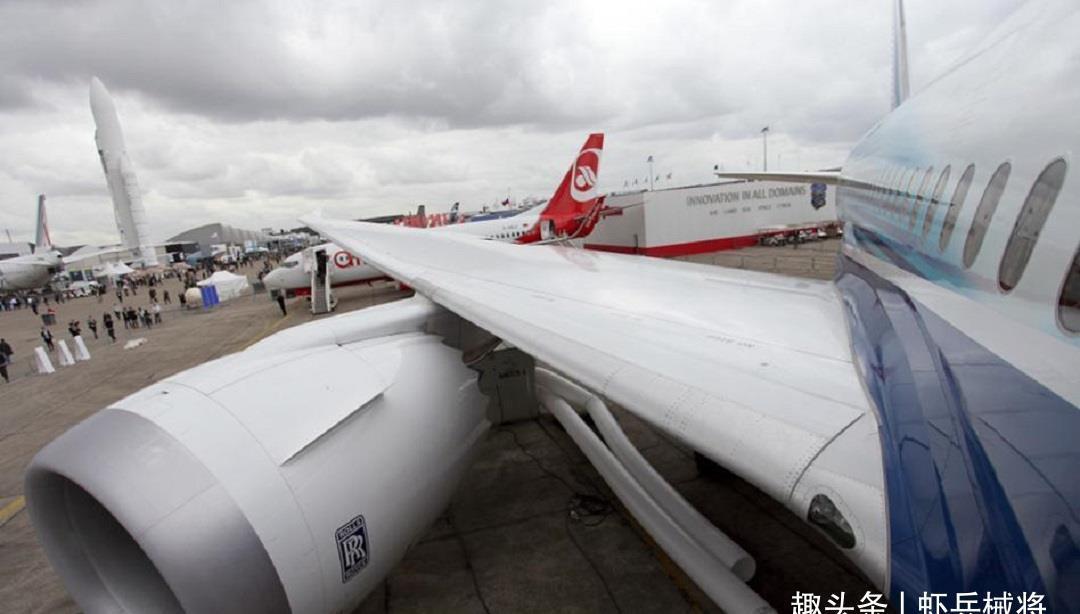 飞机机翼明明很薄，挂那么重的发动机却不会断，究竟是为什么？