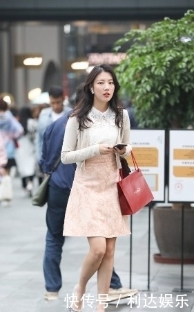 路人街拍,小姐姐留一头简洁的短发,看起来干练而有气质