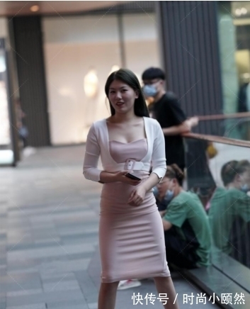 高跟鞋 粉色裹身裙,清纯又减龄