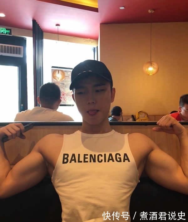 五官|健身的男生果然有气质，五官清秀中带着一抹俊俏，连笑都这么阳光！