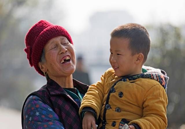 典范|孩子躺在地上赖皮不起，奶奶的“神操作”值得夸赞，隔代育儿典范