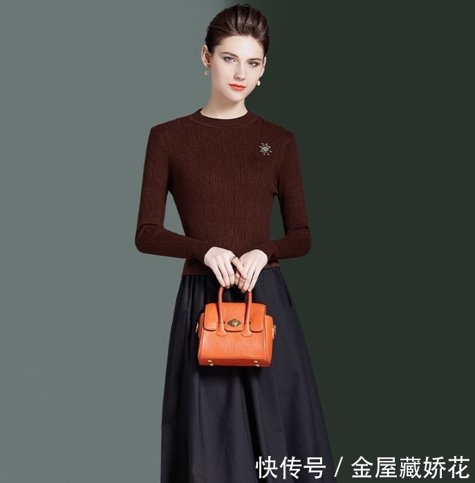 女人过了40岁就别再穿打底衫了,这样的毛衣裙才适合你,够洋气