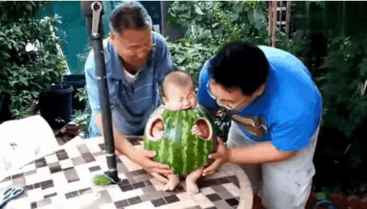 西瓜皮|男子用西瓜皮给孩子做了一件新衣服，宝宝穿上后这表情亮了！