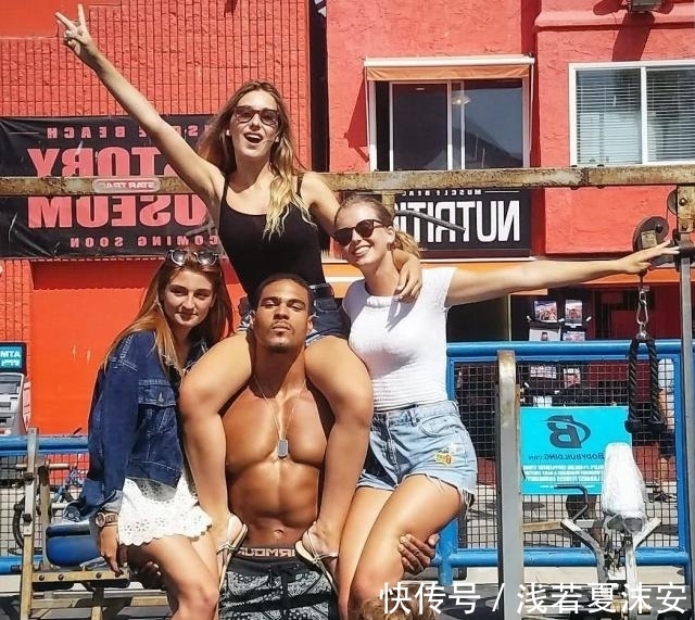 欧美|身高2米的肌肉小伙,长期进行街头健身,能同时扛起3个成年女性