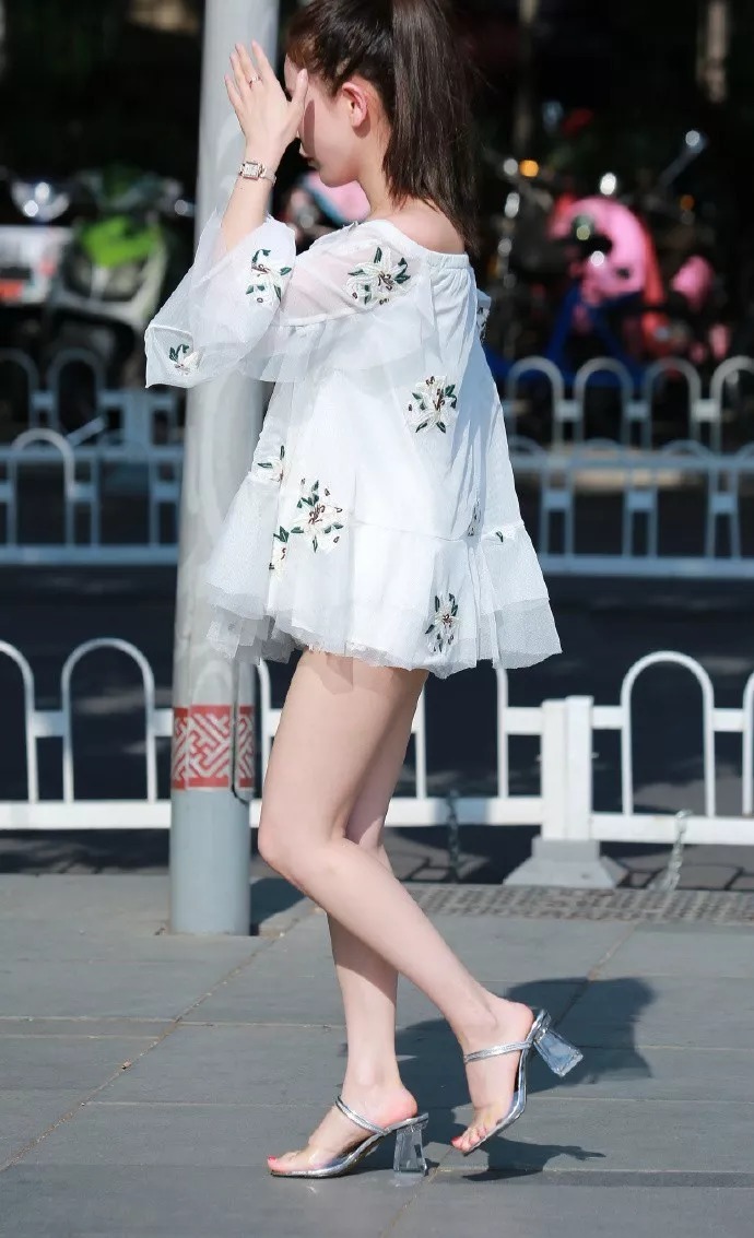 女性好身材搭配高跟鞋, 显得时尚又优雅