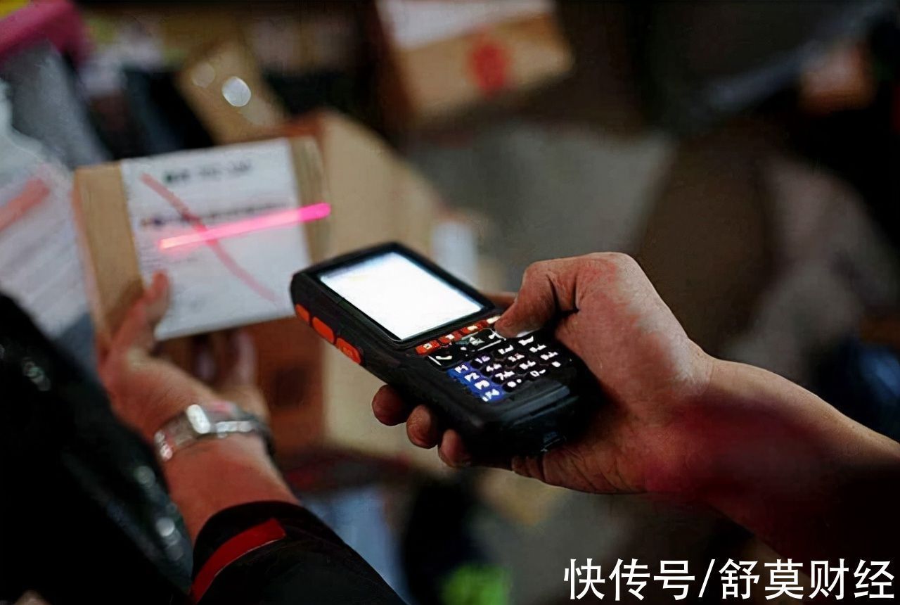 快递公司|没人“送货上门”了,派费却涨了?快递员抱怨不赚钱,钱去哪了
