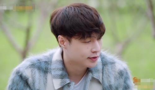 黃磊在大家吃飯時(shí)去洗澡,張藝興隨后做法太暖了,難怪師父疼他!