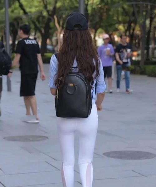 搭配 蓝色经典长袖搭配白色直筒打底裤,满足你的身材,特别好看