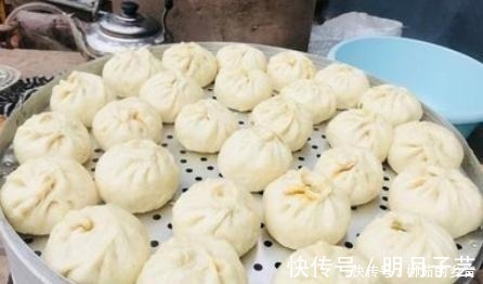 蒸包子时,发面多加1勺,学会3招,保证香软又蓬松,好吃不塌陷